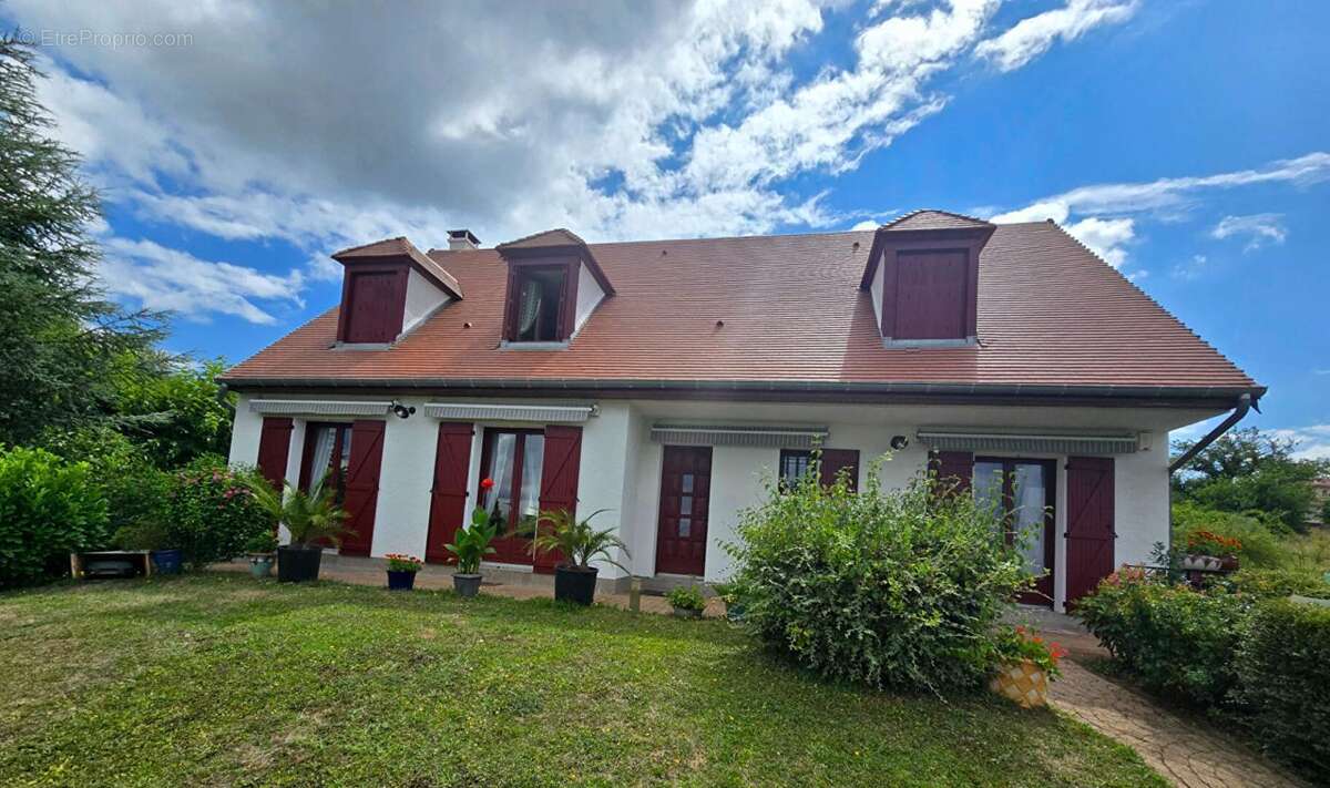 Maison à CREUZIER-LE-VIEUX