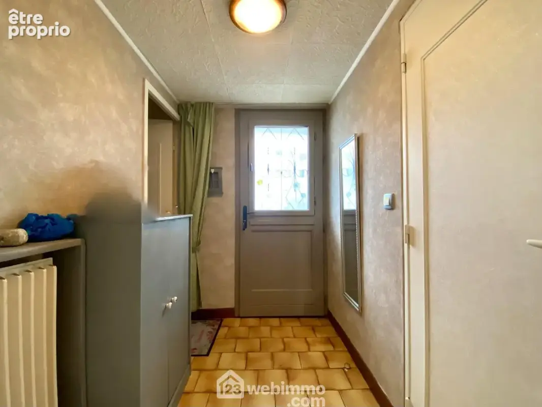 Découvrons cette maison mitoyenne de Type Saplo LOLA IV par son entrée avec accès au garage