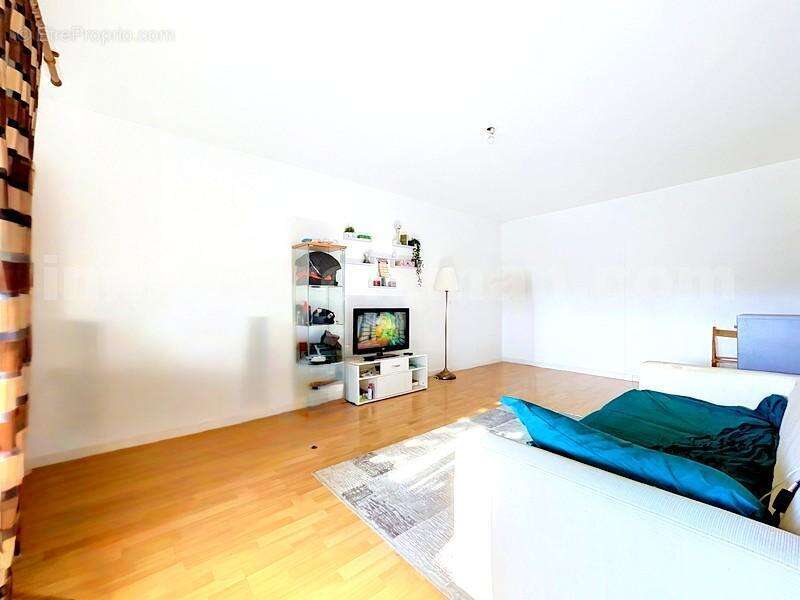 Appartement_T3_Annemasse_belle_superficie_prox_frontière_Suisse_tram_Ceva_direction_GENEVE_Frontaliers_Salon_séjour_dégagement_Chambre_salle_de_bain_grand-balcon_ - Appartement à ANNEMASSE