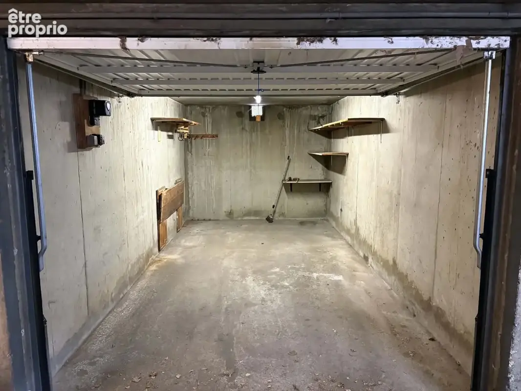 Garage sécurisé de 14,84 m2 avec lumière et prise électrique grenoble   7 rue paul claudel - photo 2