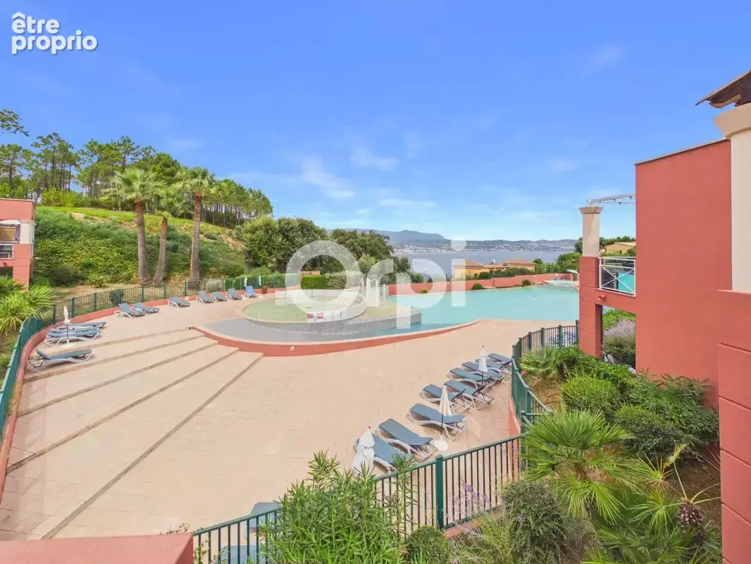 Théoule - vue mer - au calme - piscine - stationnement - t2/3 - bon état général - photo 2