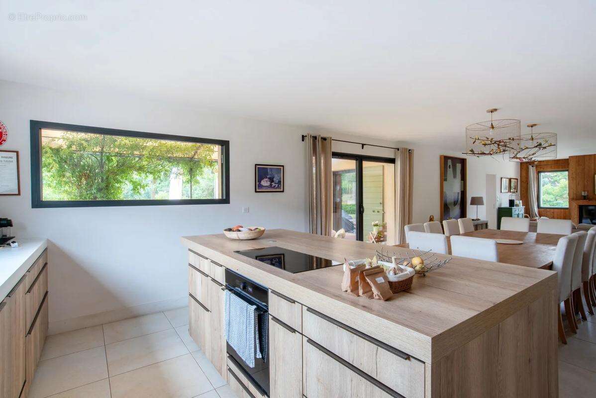 Maison à LA ROQUE-ESCLAPON