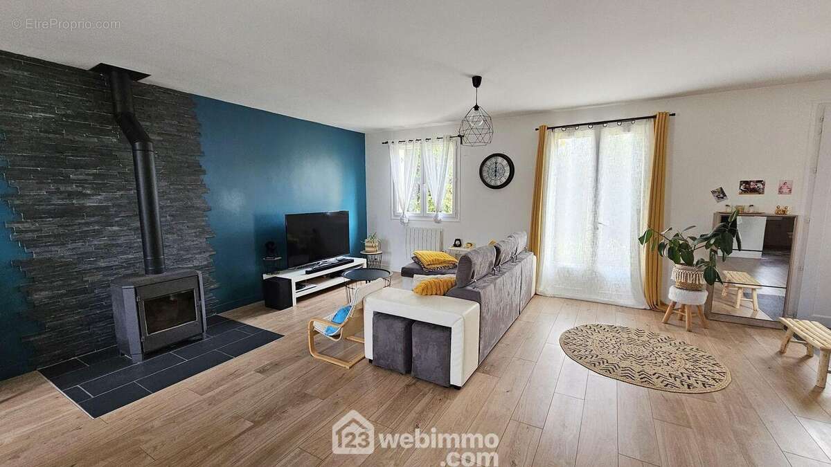 L'espace salon avec son poêle à bois. - Maison à MALESHERBES