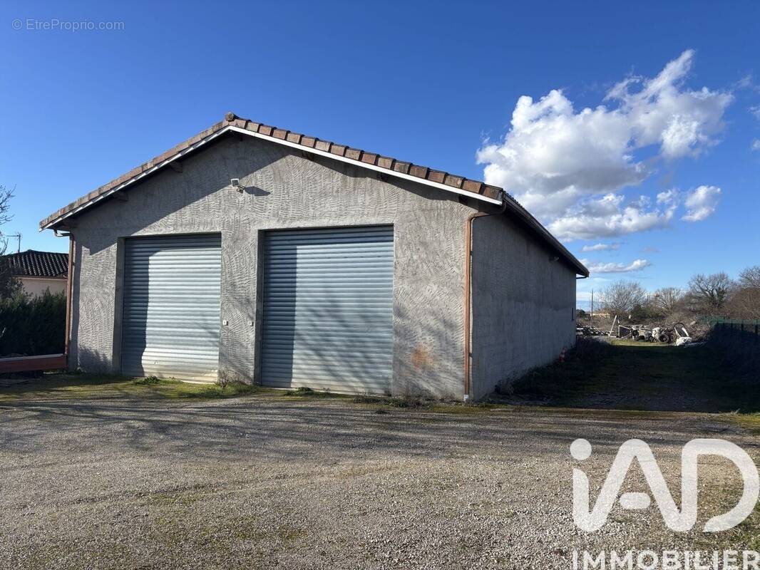 Photo 1 - Parking à MONTBETON
