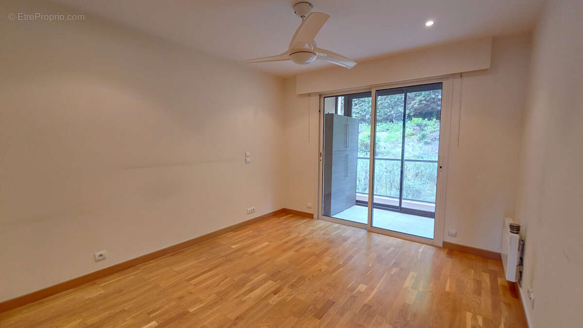 LE CANNET à vendre 3 pièces 87 m2 vue mer terrasse garage et cave au calme absolu - photo 6
