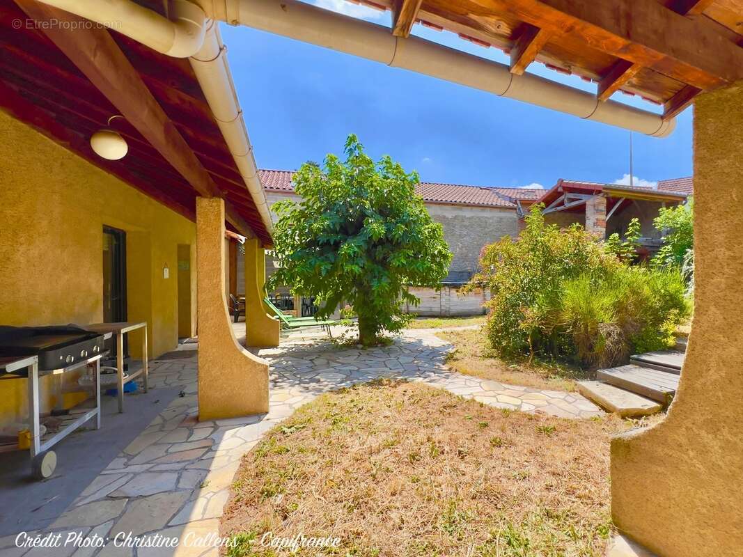 Maison de charme de 151 m² – 4 chambres, jardin, dépendances et beaux volumes à Varennes-sur-Morge - photo 2
