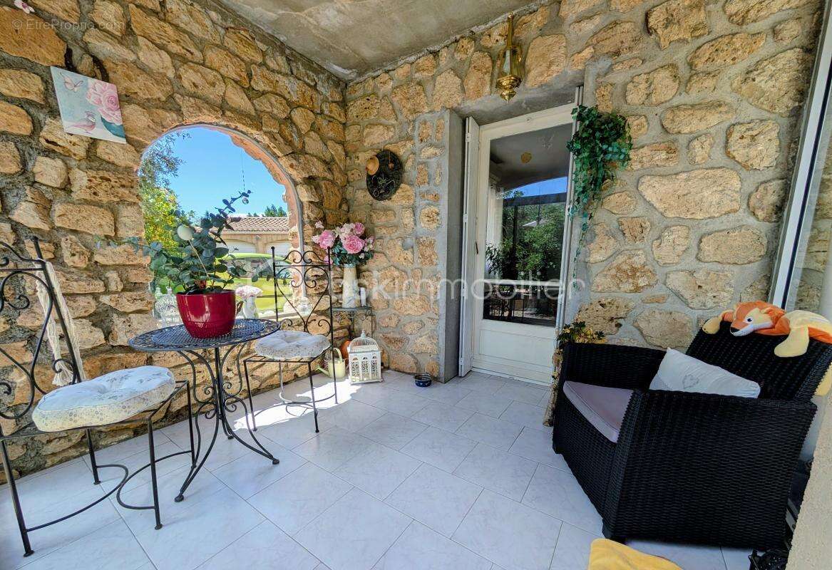 Propriété de 176 m² avec piscine, T2 indépendant et 3 garages - photo 8