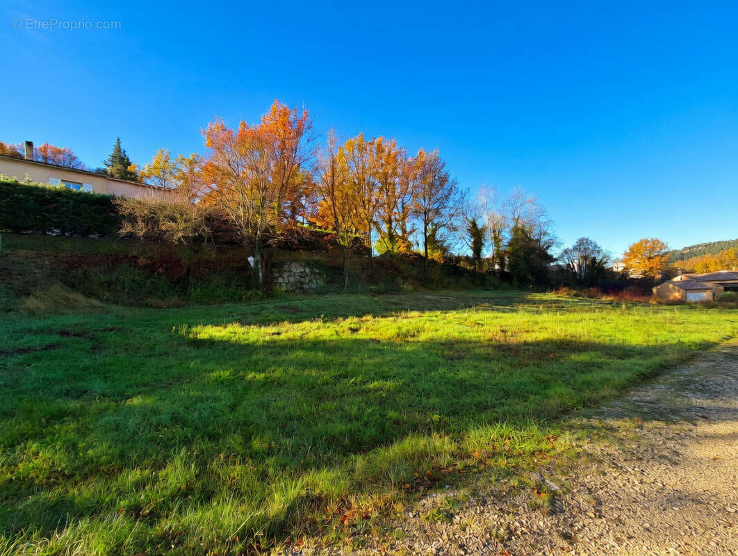Terrain à ENTRECHAUX