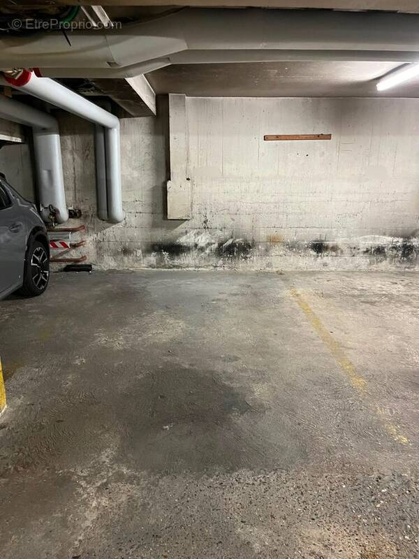 Parking à PARIS-17E