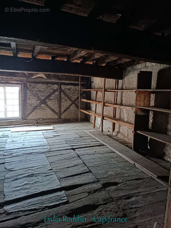 Maison à colombage - 240 m2 à rénover sur 5 niveaux à Maringues-63350 - photo 11