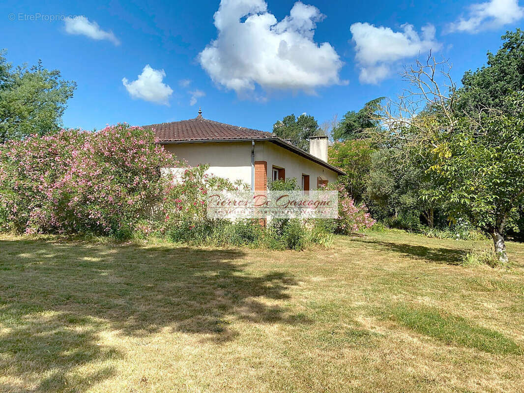 Maison à CASTERA-VERDUZAN