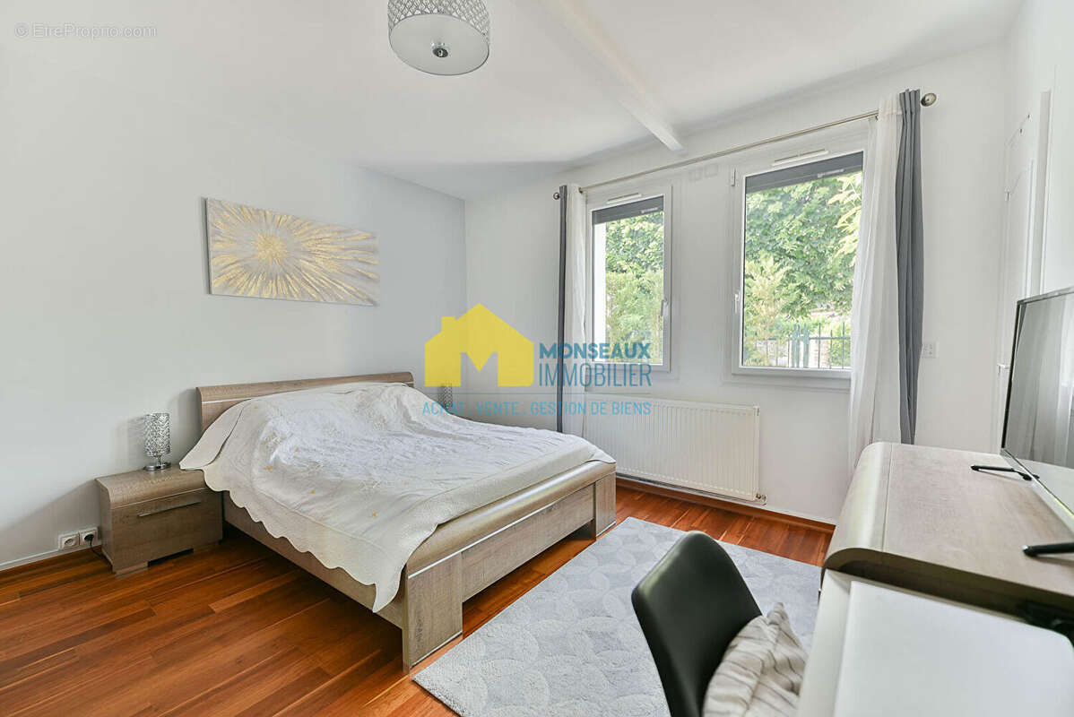 Maison à SAINTE-GENEVIEVE-DES-BOIS