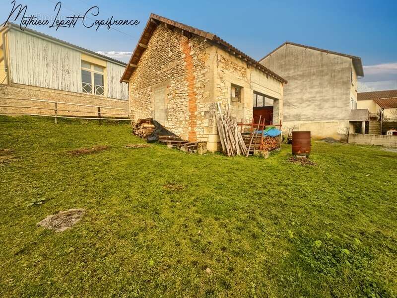 Maison à SAINT-PIERRE-DE-CHIGNAC