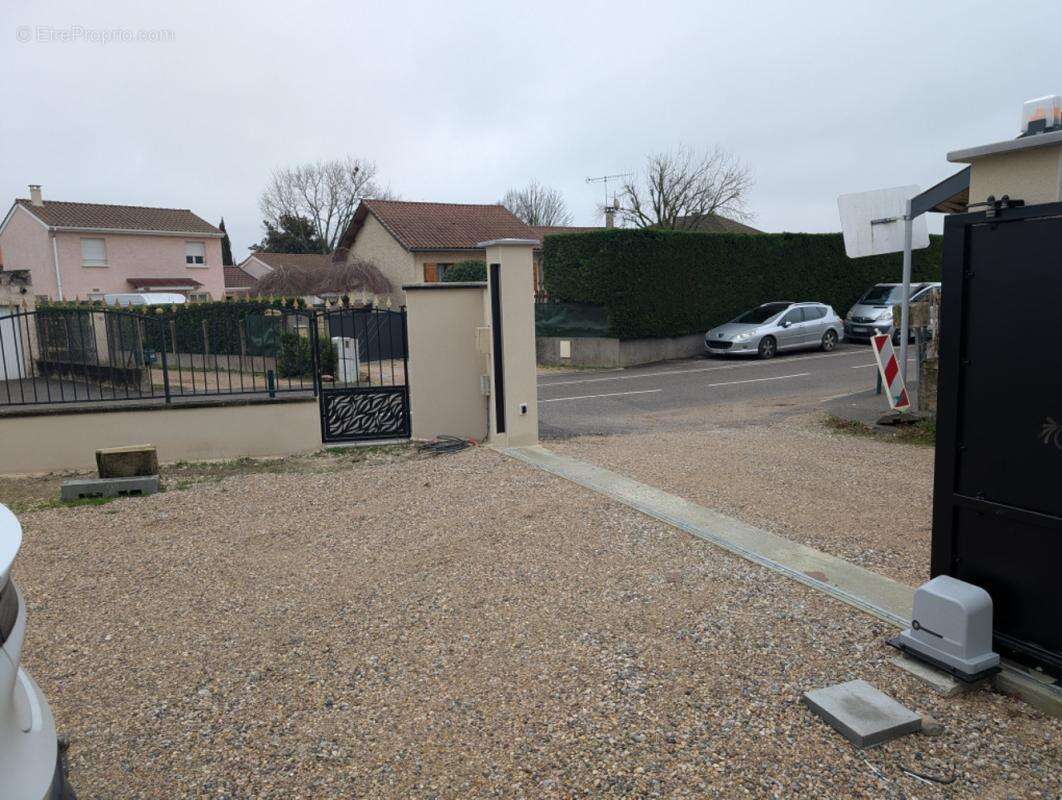 Maison 212 m² à Chavanoz  - photo 3
