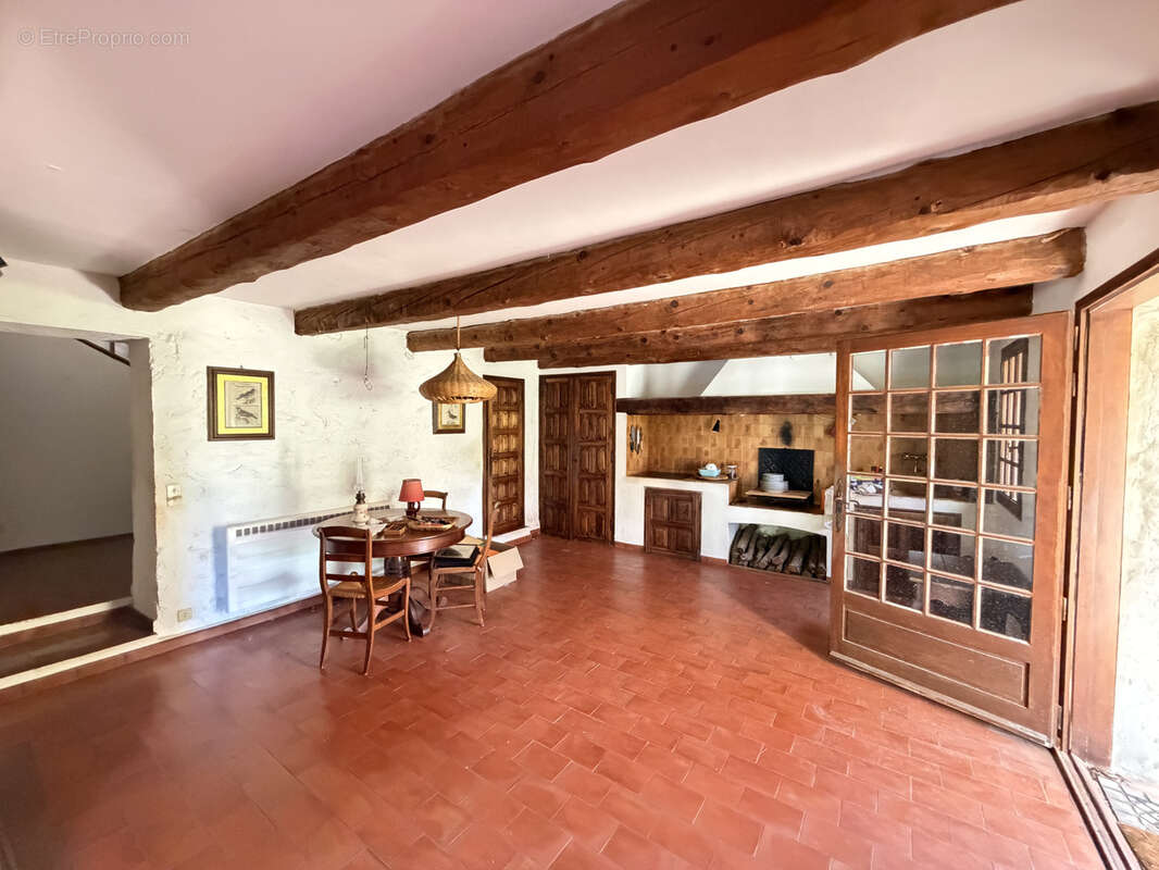 A vendre authentique maison en pierre t9 avec terrain de 3 hectares - 83150 bandol - photo 11
