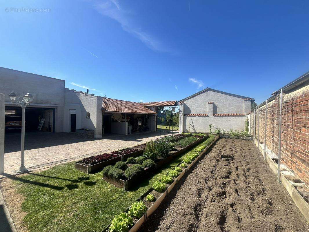 Maison 4 chambres  + annexe 82m2, garage, hangar et dépendances - photo 2