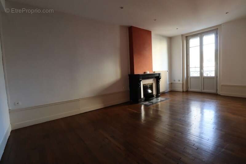 Appartement à LE CHAMBON-FEUGEROLLES