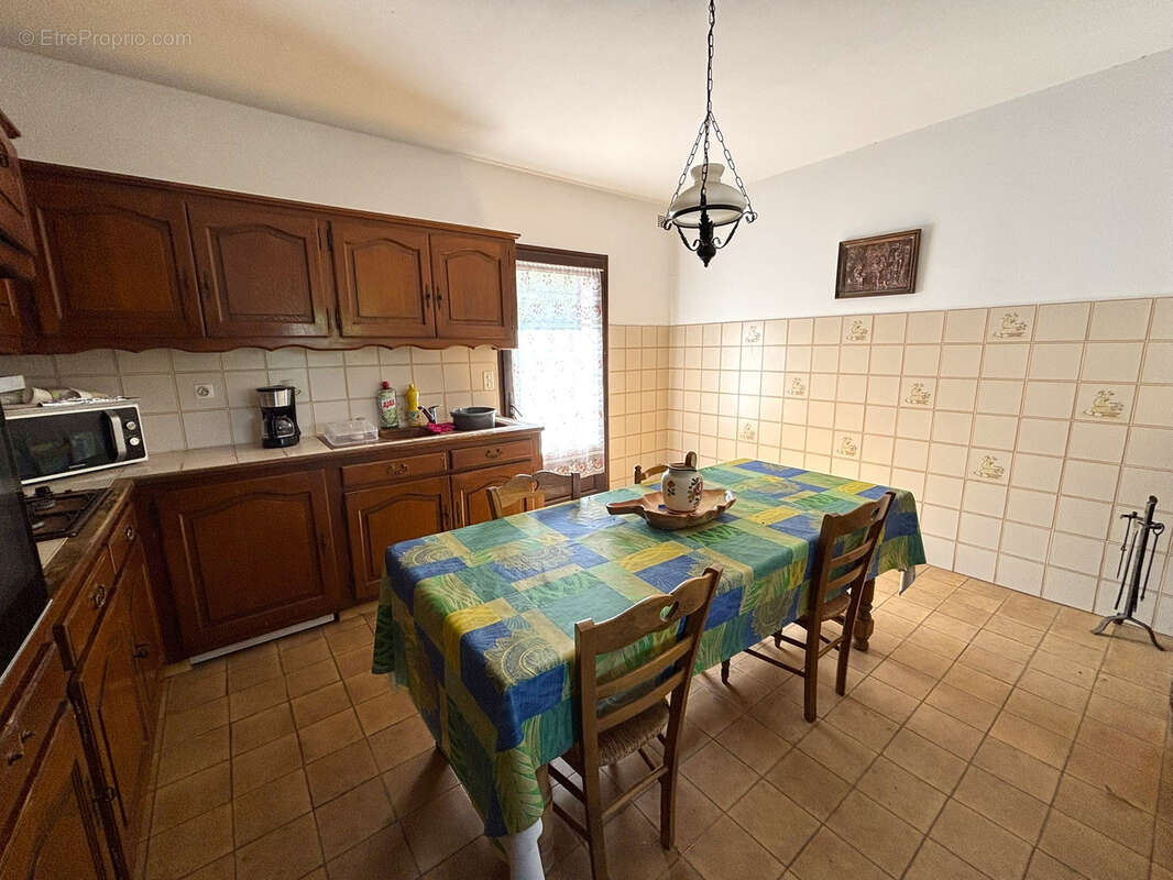 Villa avec plusieurs appartements située dans un quartier calme de Porto Vecchio. - photo 7