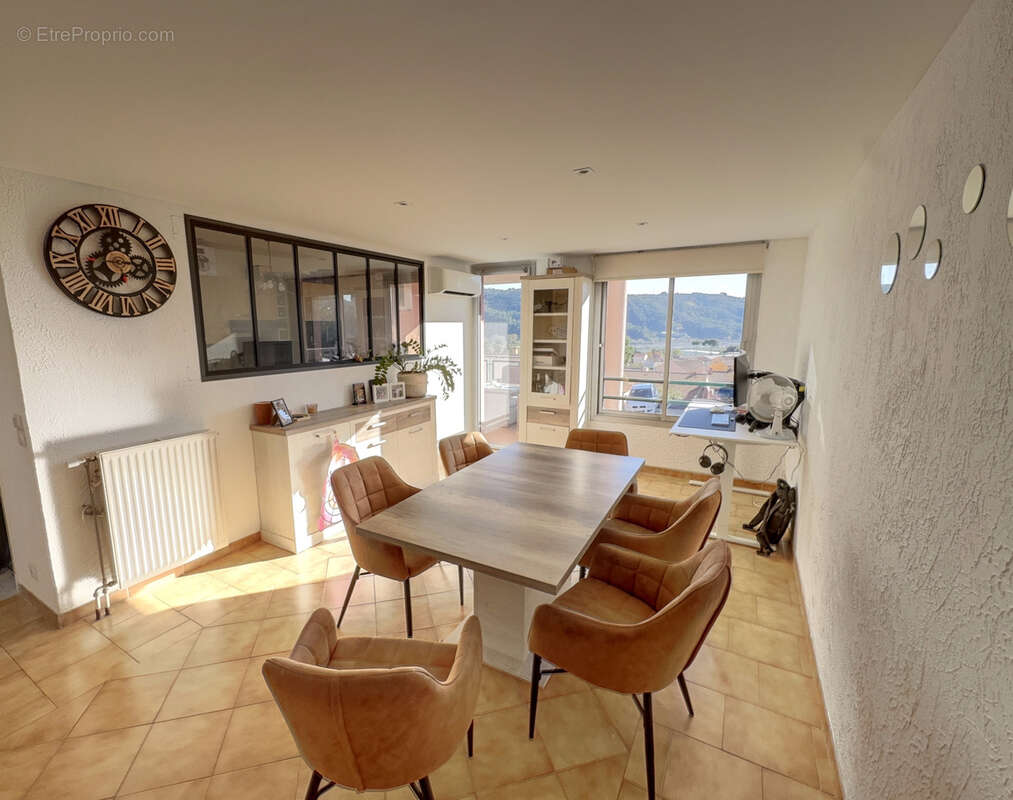 Appartement à CARROS