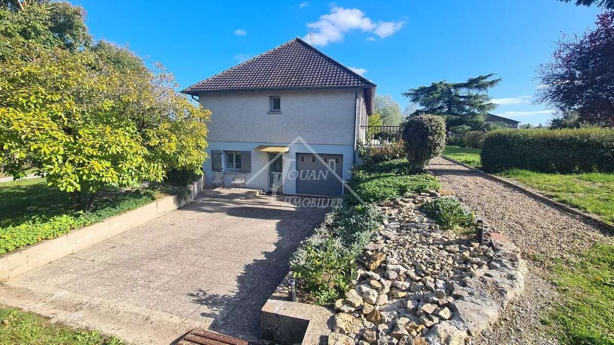 Maison à AINAY-LE-CHATEAU