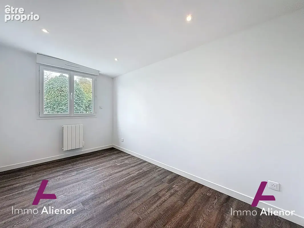 Maison 164 m² à Saint-Georges-Des-Coteaux  - photo 8