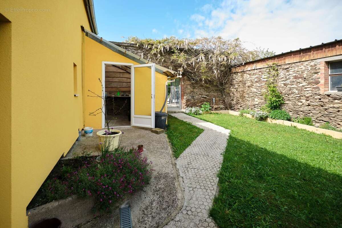 Maison en pierre écoénergétique avec potentiel de revenus, piscine et superbes jardins - photo 14