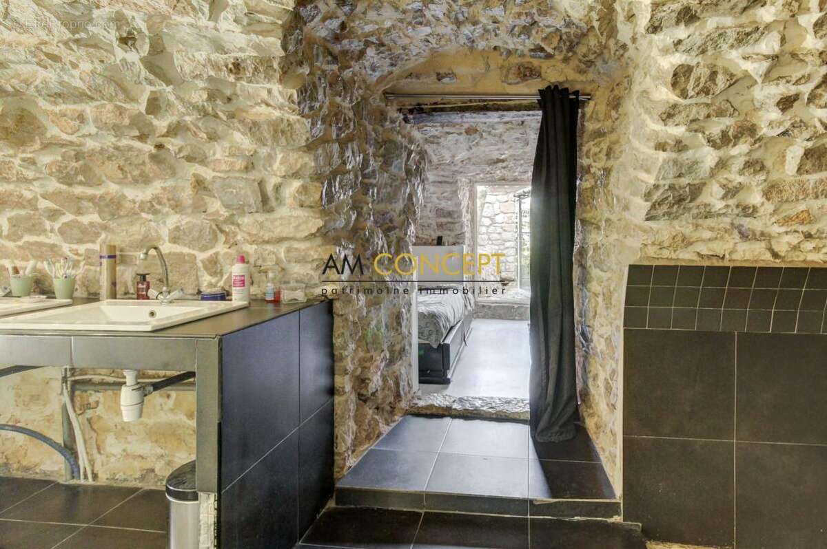 Maison à CHATEAUNEUF-VILLEVIEILLE