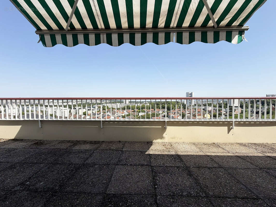 Dernier étage terrasse   Vue Cathédrale et Montagne de Reims - photo 13