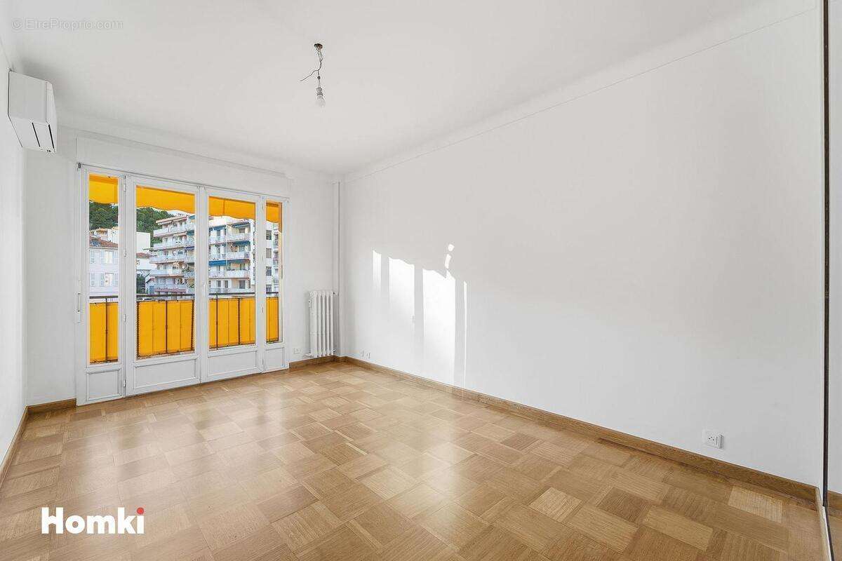 Appartement à SAINT-LAURENT-DU-VAR