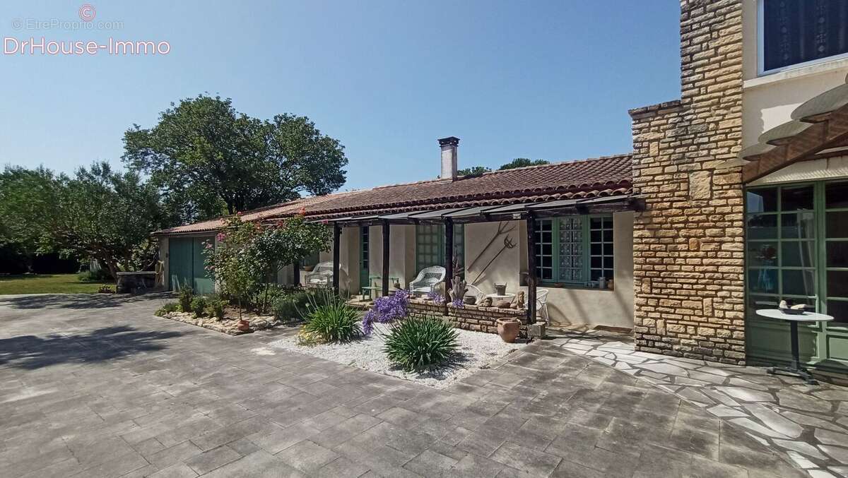 Maison 231 m² à Saint-Michel-En-L'herm  - photo 2