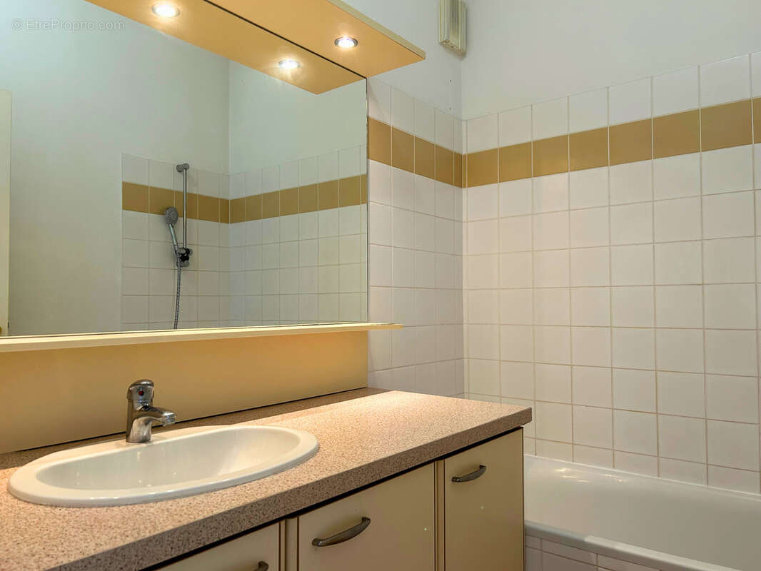 APPARTEMENT T3 avec ascenseur et double stationnement, quartier Martell COGNAC - photo 8