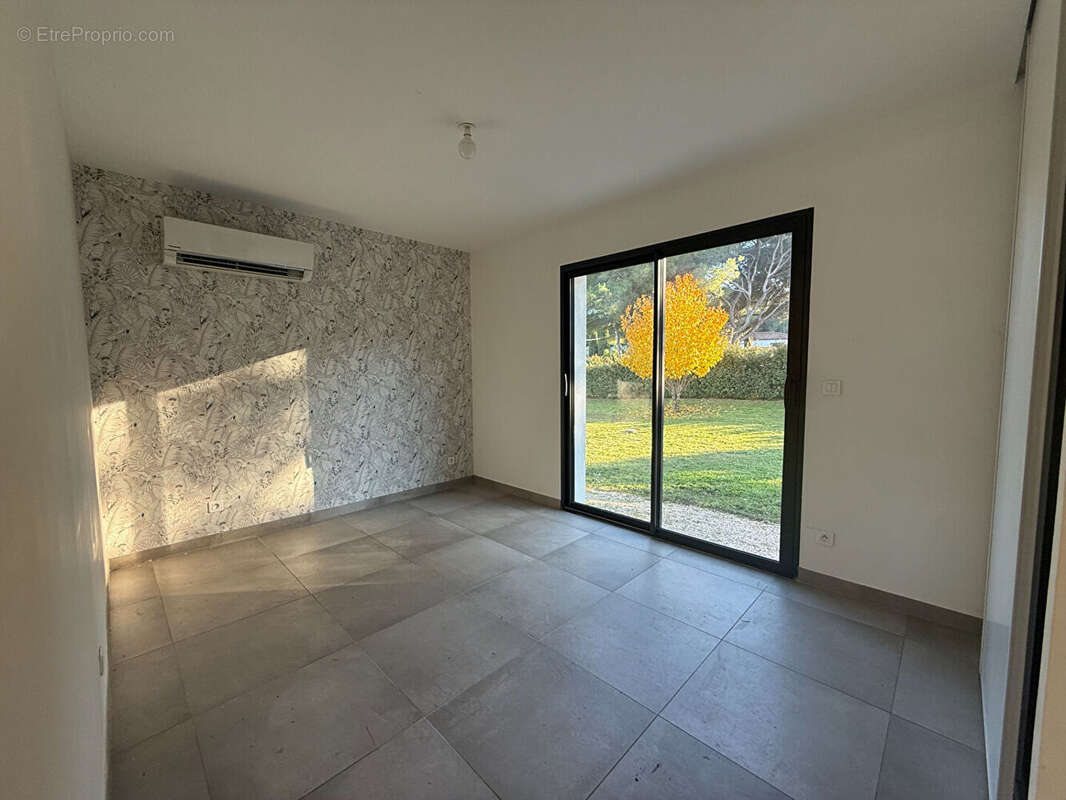 Maison à SAINT-MITRE-LES-REMPARTS