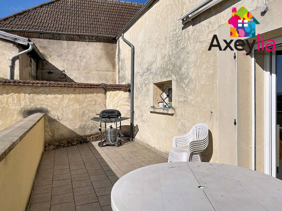 Maison familiale de 153m2 environ avec cour et vue sur le port - photo 13
