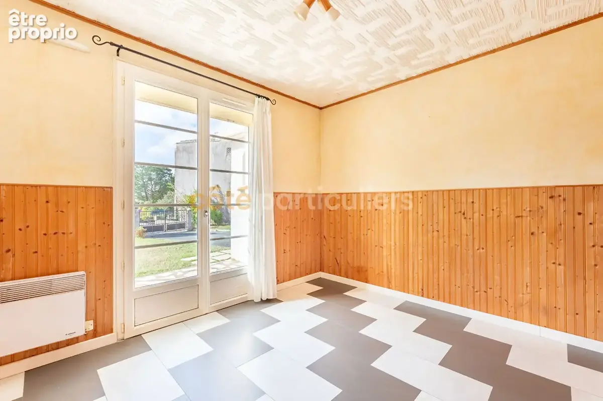 Bellevigny -- centre ville -- maison -- jardin clos -- 7 pieces -- 5 chambres -- 147 m2  -- puit independant  -- garage double - photo 6