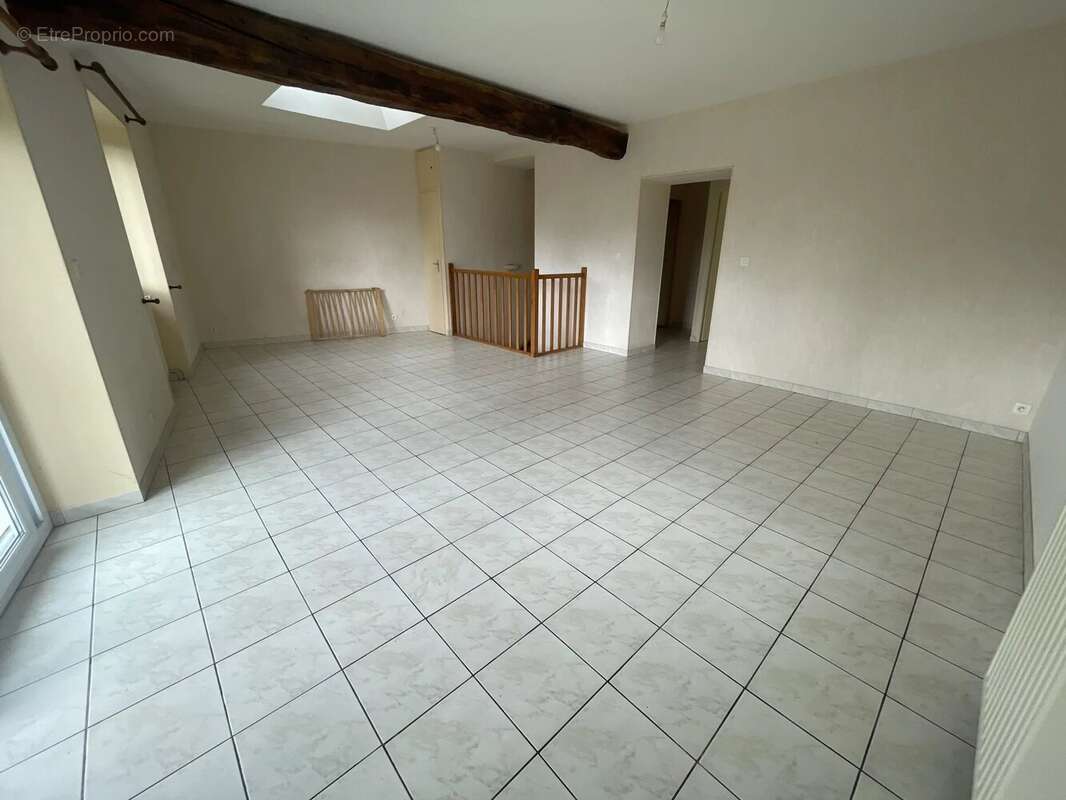 Maison en pierre avec jardin et garage - photo 2
