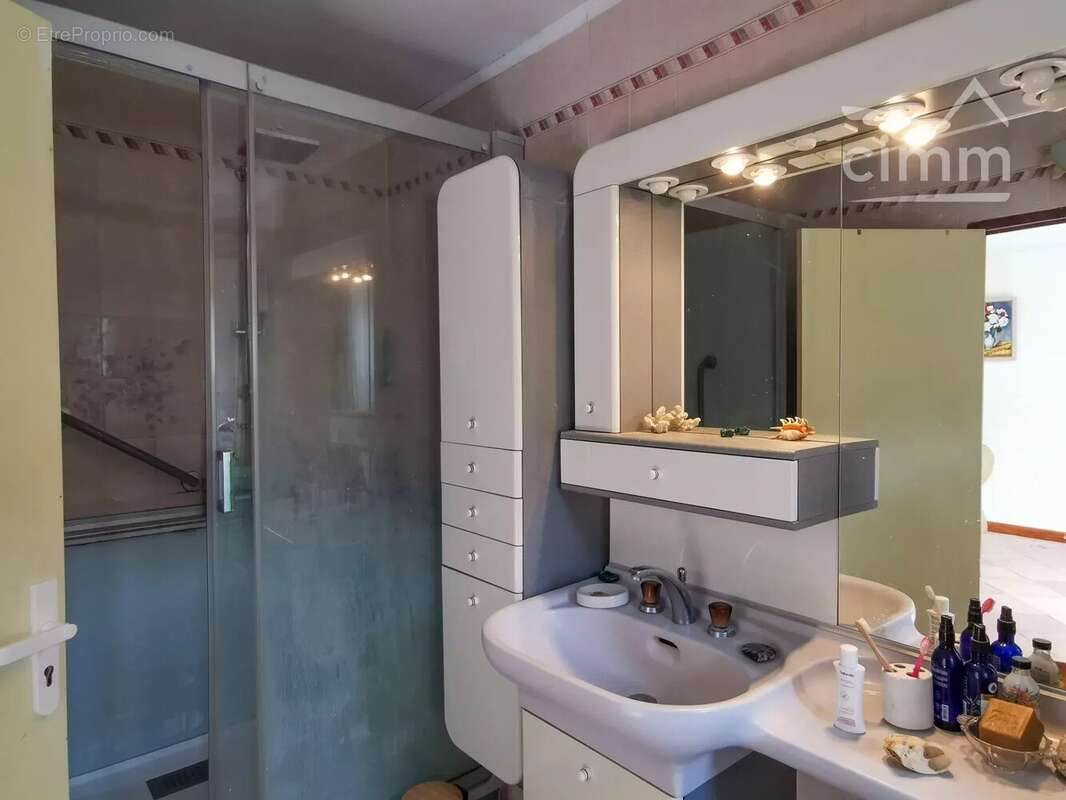 Mas sur 4hec avec rivière, jardin, piscine et dépendance à rénover - photo 8