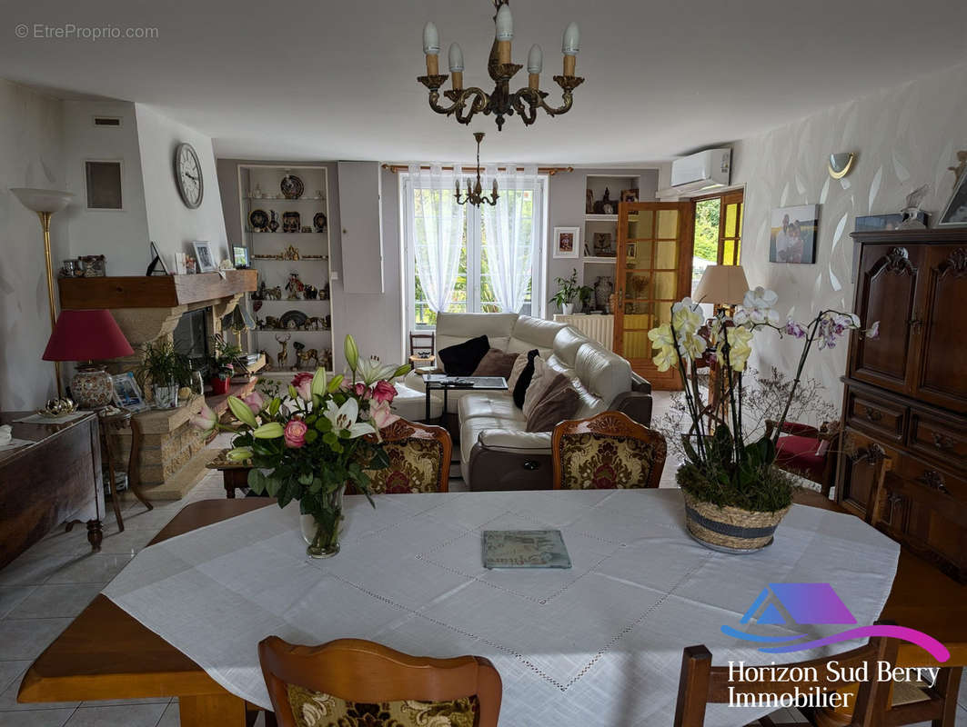 Séjour avec cheminée - Maison à CHASSIGNOLLES