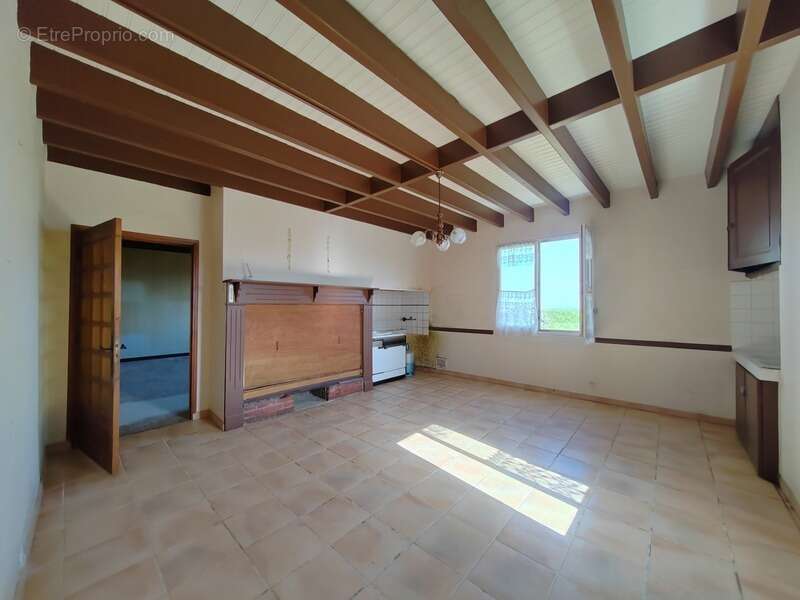 Située à MIRAMONT LATOUR, maison à rénover avec vue panoramique - photo 11