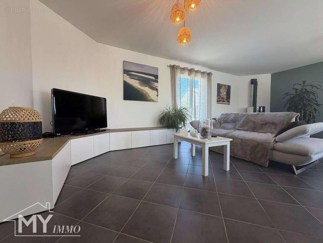 LE FLEIX : Maison de 2011 avec double garage et jardin - photo 4