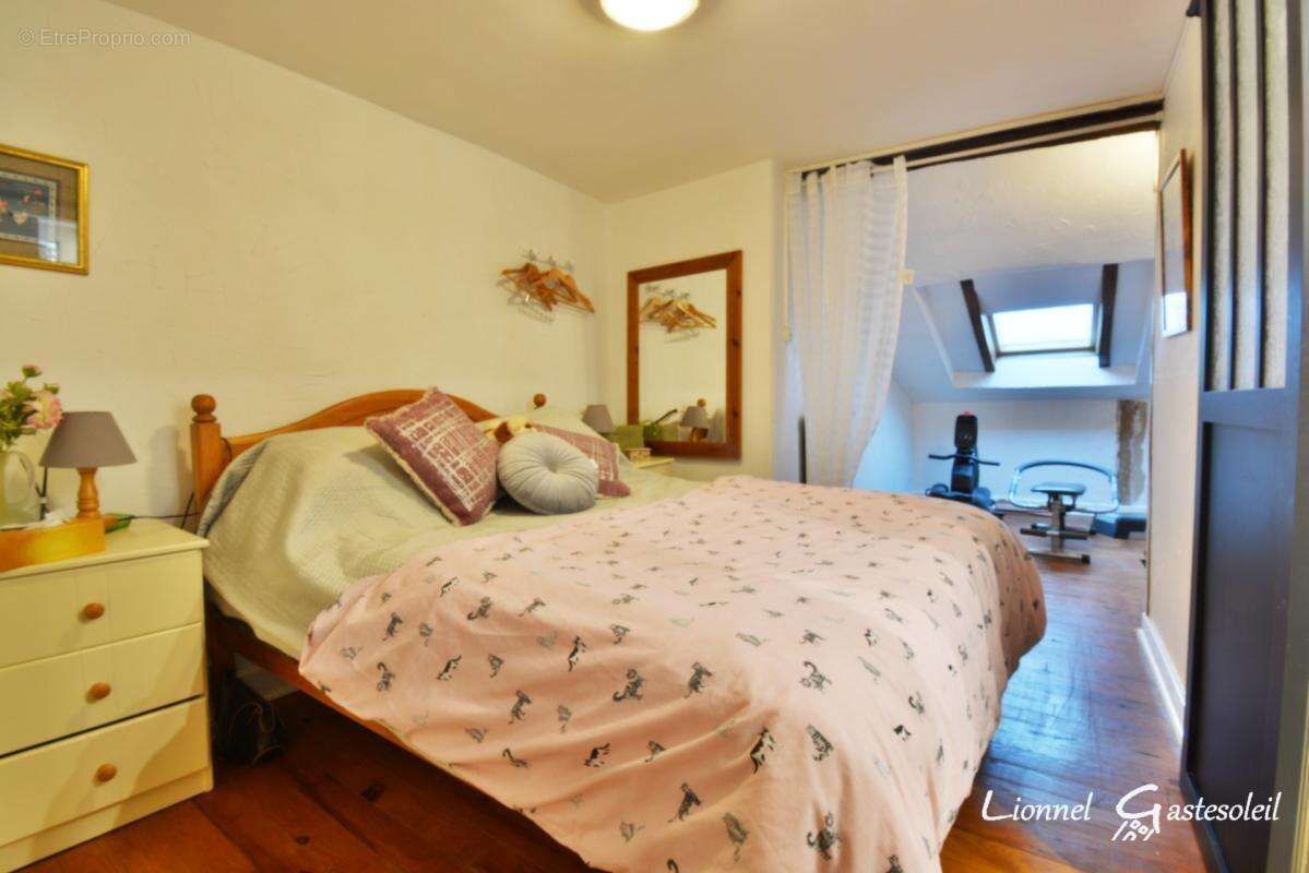 Immeuble rénové avec local commercial sur la commune de Sainte Foy la Grande (33) - photo 13