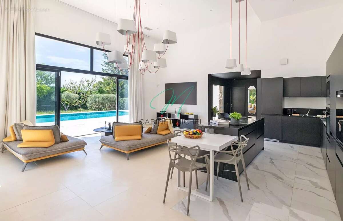 Maison à ROQUEFORT-LES-PINS