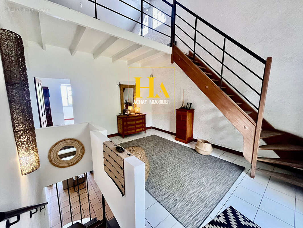 Maison T6  de 232.5 m2 à Saint-Pierre - La Cafrine - photo 8