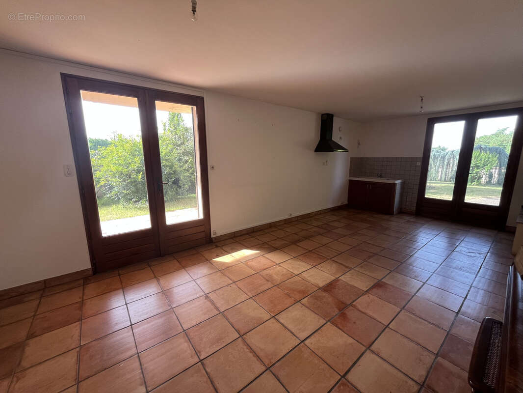 Maison de 140 m2 avec terrasse, balcon et jardin 1300 M2 - photo 15