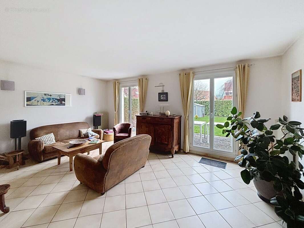 Séjour  carrelé. - Maison à TOUSSUS-LE-NOBLE