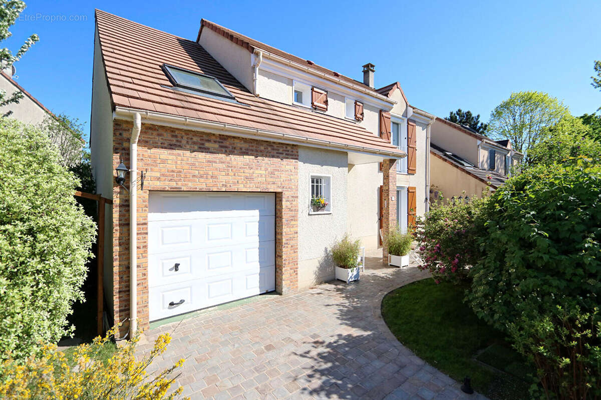 Maison à MANDRES-LES-ROSES