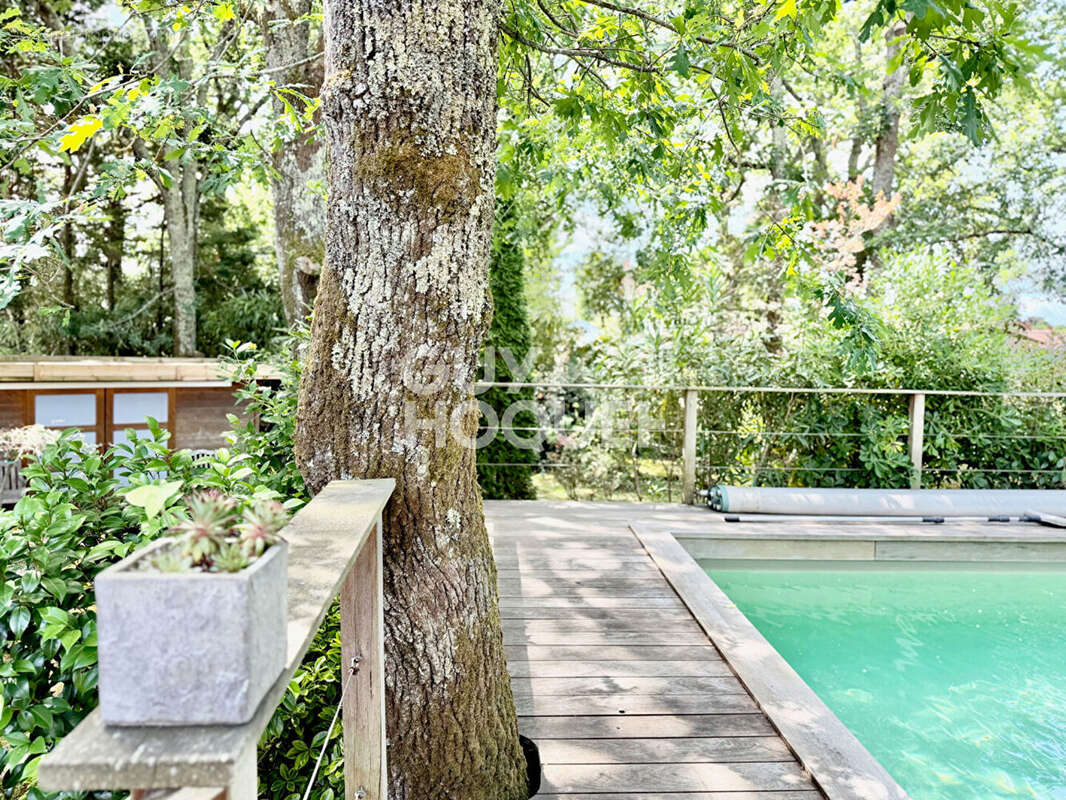 À la Hume, 4 chambres, bureau, piscine et superbe jardin paysagé à deux pas des commerces - photo 15
