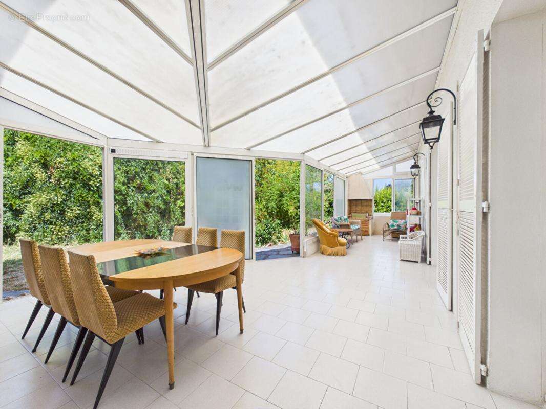 Maison de 179 m2 à Loudun , 5 chambres, grand jardin arboré, garage, vaste sous sol - photo 3