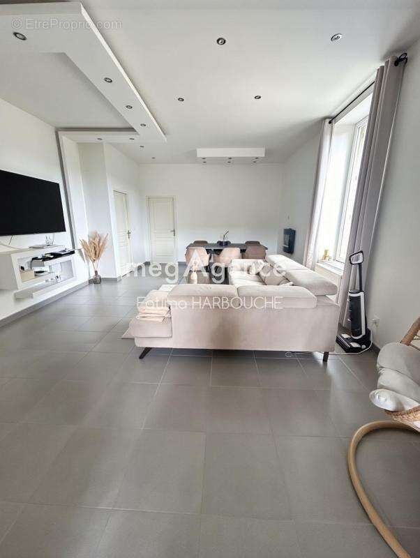 Appartement à LE CHAMBON-FEUGEROLLES