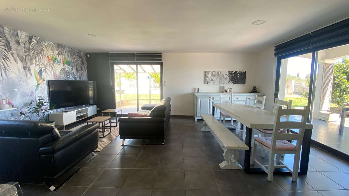 A vendre villa T5 de 158 m2 avec garage et piscine sur une parcelle de 1060 m2 à Narbonne - photo 3