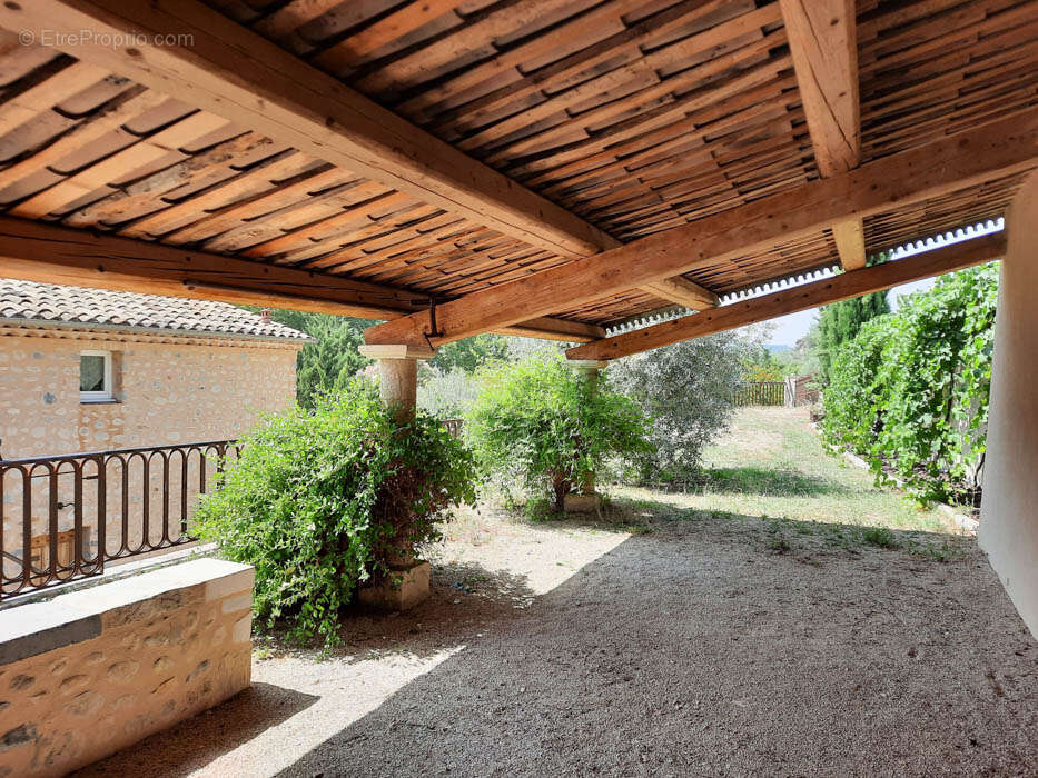 Bâtisse Provençale  10 pièce(s)  de 243,07 m2 - photo 17